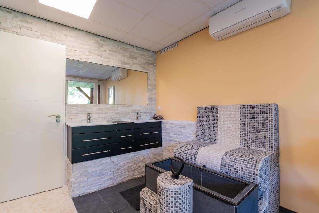Wellness Studio Tiel Met Sauna En Jacuzzi Buitenkant foto