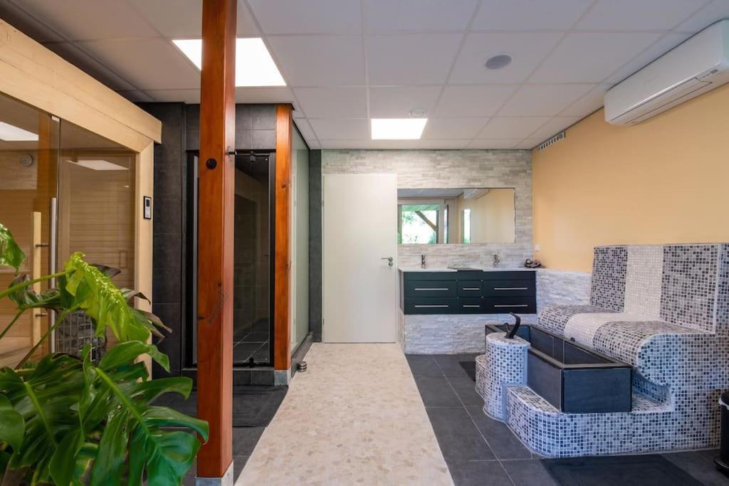 Wellness Studio Tiel Met Sauna En Jacuzzi Buitenkant foto